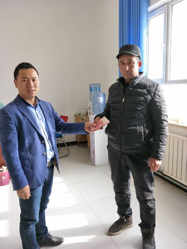 天山制药党支部春节慰问暖民心